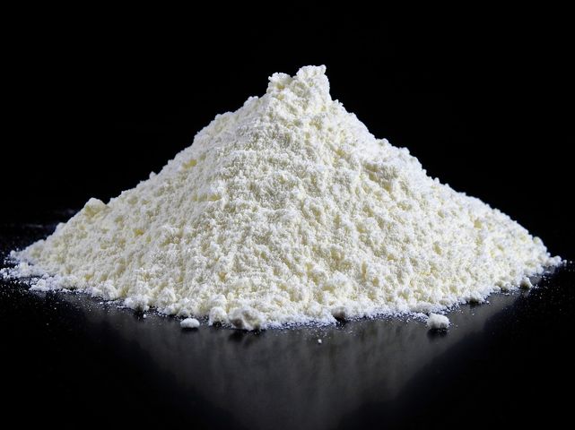 Biała mąka pszenna (przemysłowa), zaw. białka 10% (wzbogacona, niebielona)