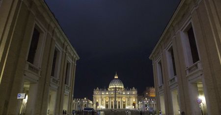 To były chwile grozy w Watykanie. Padły strzały, jak staranował bramę
