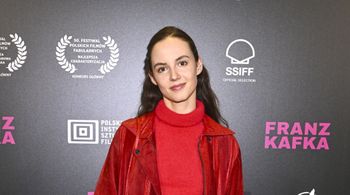 Ma 30 lat i robi furorę na Netflixie. Spotyka się ze znanym raperem