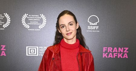 Ma 30 lat i robi furorę na Netflixie. Spotyka się ze znanym raperem