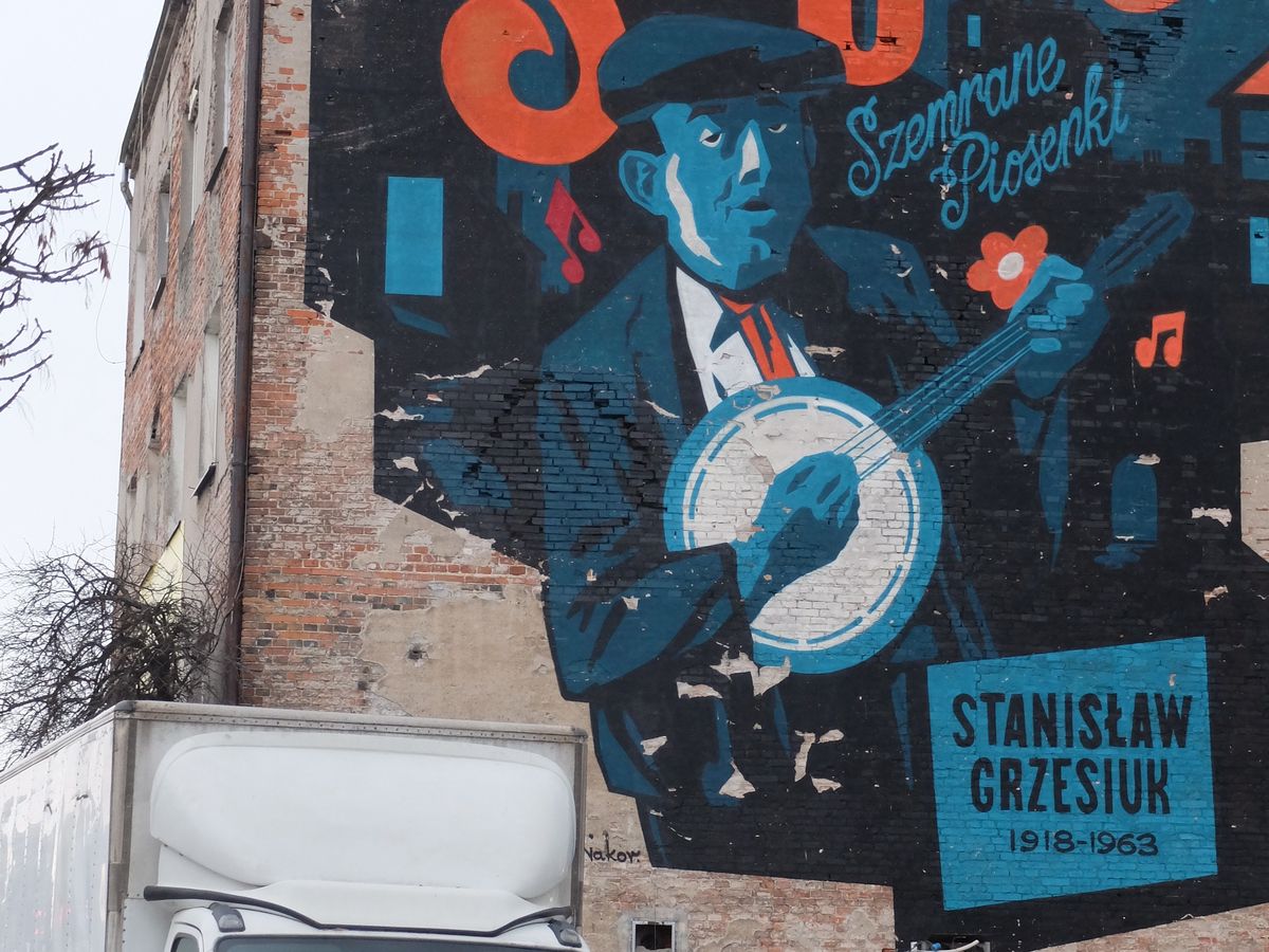 Warszawa. Ten mural poświęcony Stanisławowi  Grzesiukowi już nie istnieje, Jednak pamięć o stołecznym artyście, bardzie Czerniakowa wciąż jest żywa, Barbara Kwiatkowska