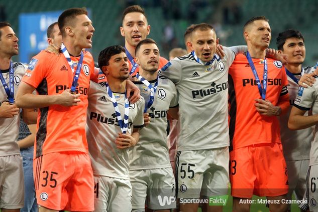 Juranović (w środku) świętujący mistrzostwo Polski w sezonie 2020/21