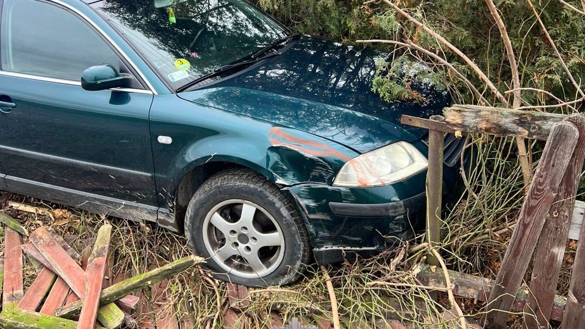 Mężczyzna wjechał w ogrodzenie