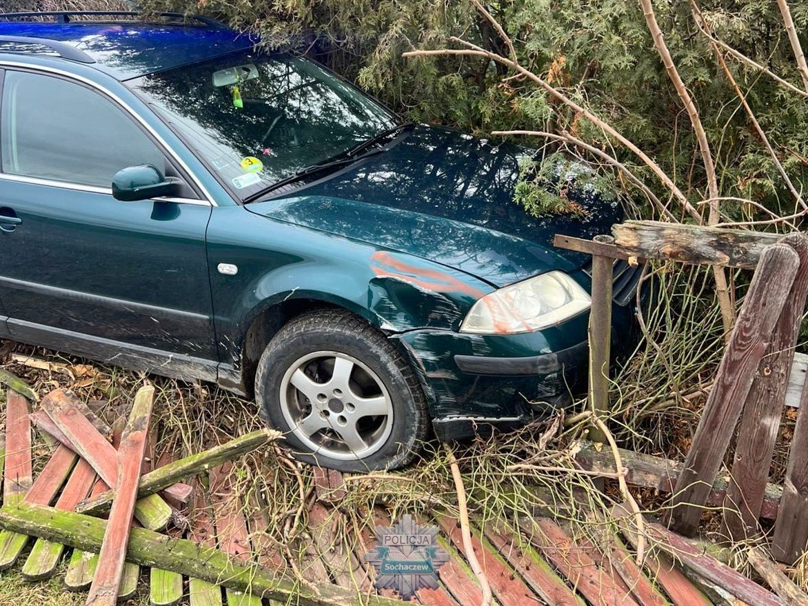 Pijany kierowca wjechał w płot. Na alkomacie zabrakło skali