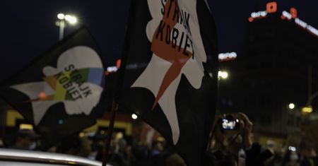 Przeklinała podczas strajku kobiet. Nie zostanie zdymisjonowana. Radny PiS: "Skandaliczna decyzja”
