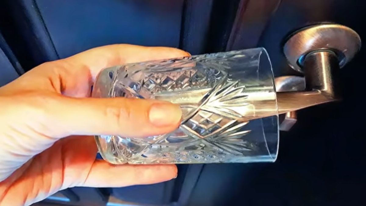 Szklanka na klamce to idealny alarm.