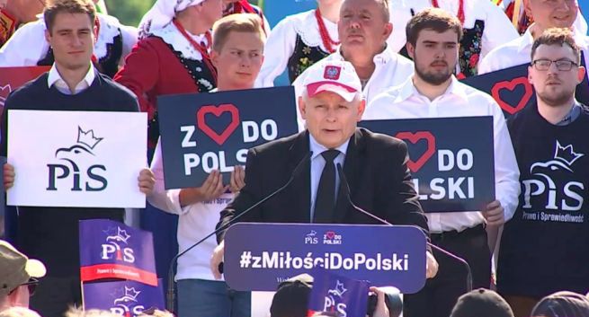 Kaczyński na pikniku PiS w czapeczce z polskim godłem. "Wywołujący uśmiech, sprytny zabieg PR"