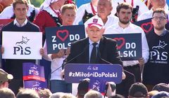 Kaczyński na pikniku PiS w czapeczce z polskim godłem. "Wywołujący uśmiech, sprytny zabieg PR"