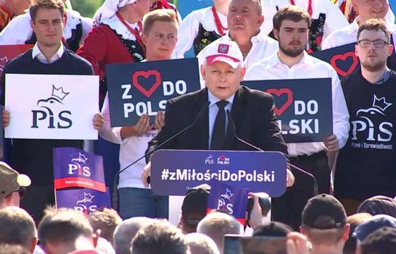 Kaczyński na pikniku PiS w czapeczce z polskim godłem. "Wywołujący uśmiech, sprytny zabieg PR"