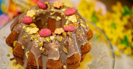 Pistacjowa babka z dodatkiem pysznej polewy waniliowej. Pozycja obowiązkowa na Wielkanoc