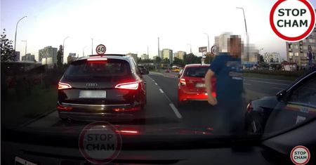 Chciał dać nauczkę taksówkarzowi. Pomocnik znalazł się sam