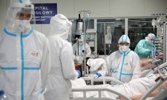 EMA opublikowała nową listę skutków niepożądanych. Chodzi o szczepionki od J&J i AstraZeneca