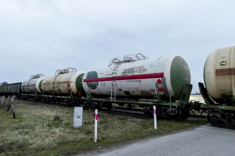 100 cystern stoi na granicy z Polską. Podejrzewają, że to rosyjski gaz