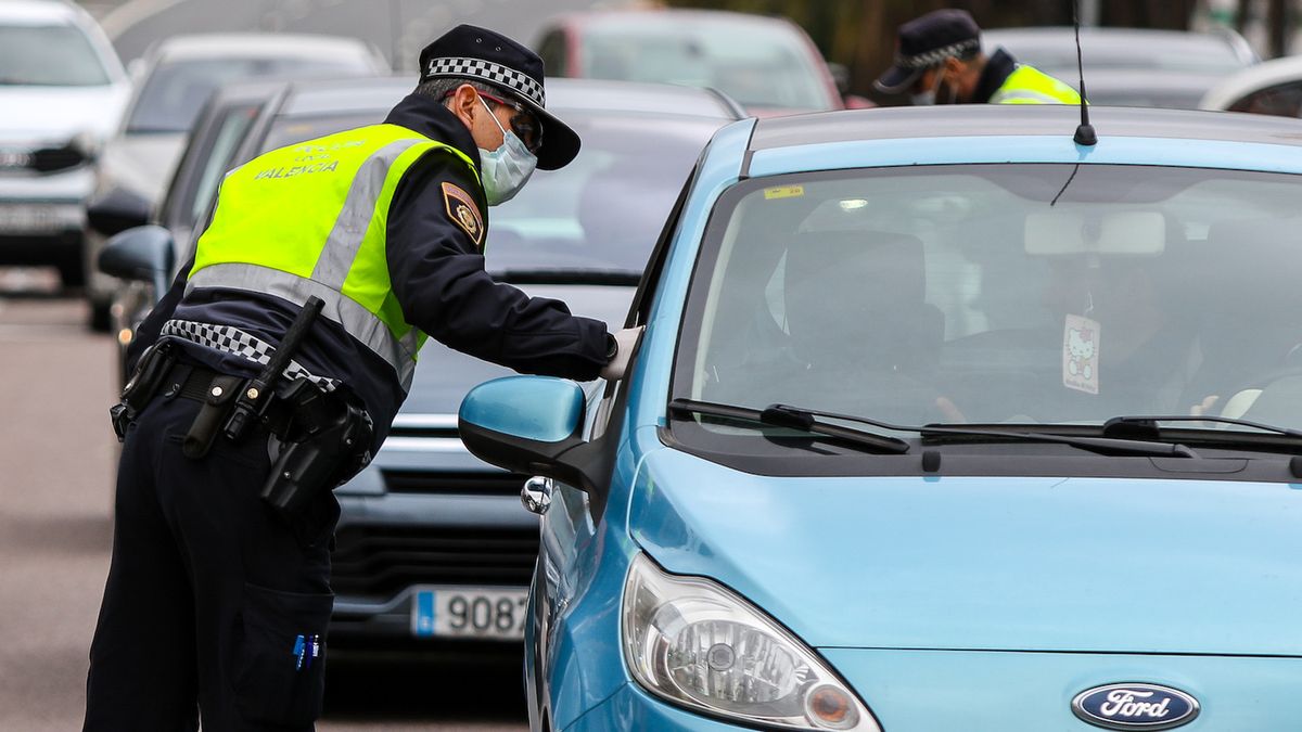 Zdjęcie okładkowe artykułu: Getty Images / Iván Terrón/Europa Press / Hiszpańscy policjanci skrupulatnie kontrolują, czy mieszkańcy nie łamią kwarantanny.
