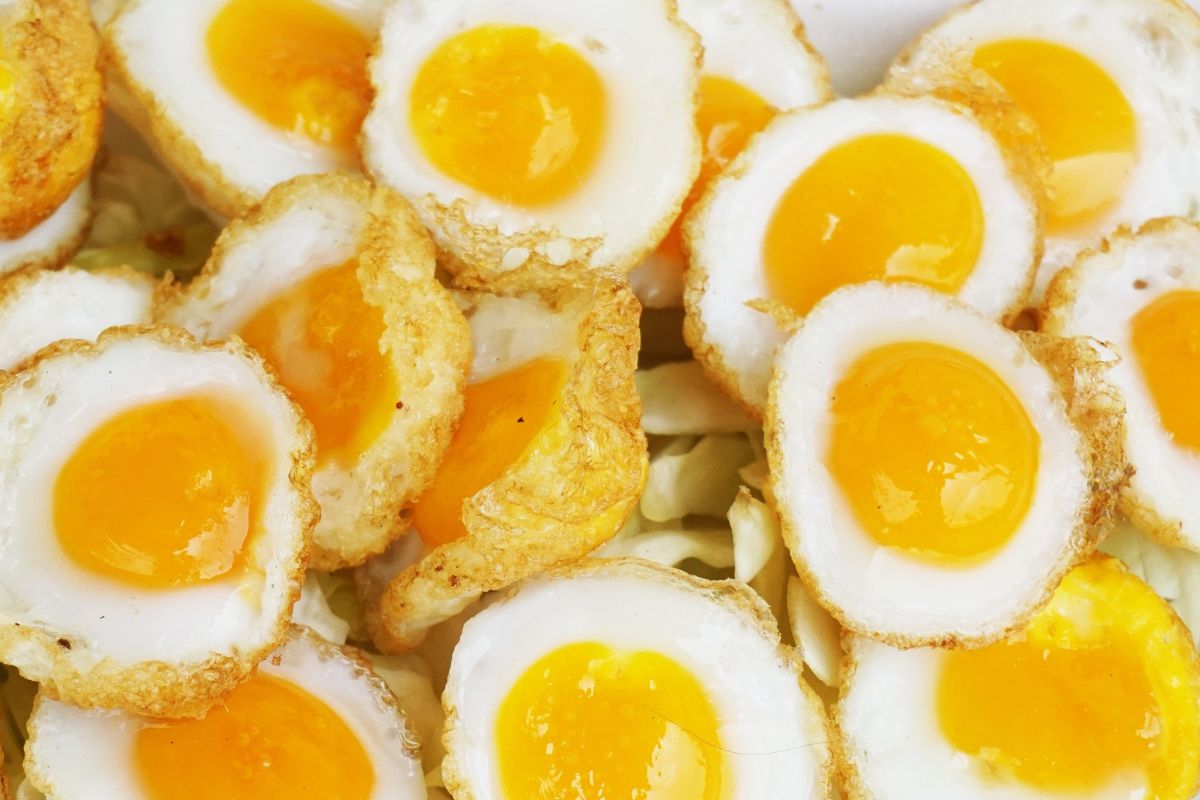 Kupuję te jajka na Wielkanoc, gdy wypatrzę w sklepie. Sałatki, pasty i biszkopty mają wtedy ładniejszy kolor