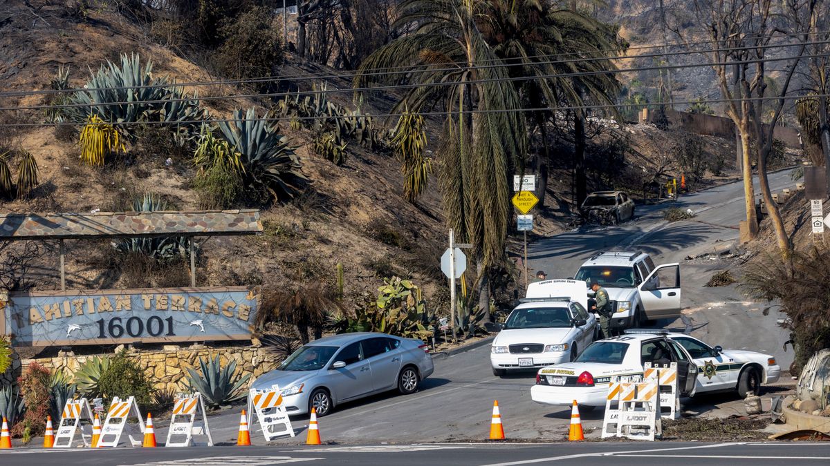 Security outside a mobile home park during the Palisades Fire in the Pacific Palisades neighborhood of Los Angeles, California, US, on Thursday, Jan. 9, 2025. Los Angeles firefighters are battling to contain five major blazes as powerful winds continue to fan the flames that have left at least five people dead, decimated neighborhoods and forced more than 100,000 to evacuate in the regions worst natural disaster in decades. The security guard said they were there to keep out looters and because it is unsafe with downed power lines and other hazards. Photographer: Jill Connelly/Bloomberg via Getty Images