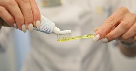 Jak wybrać odpowiednią pastę do zębów