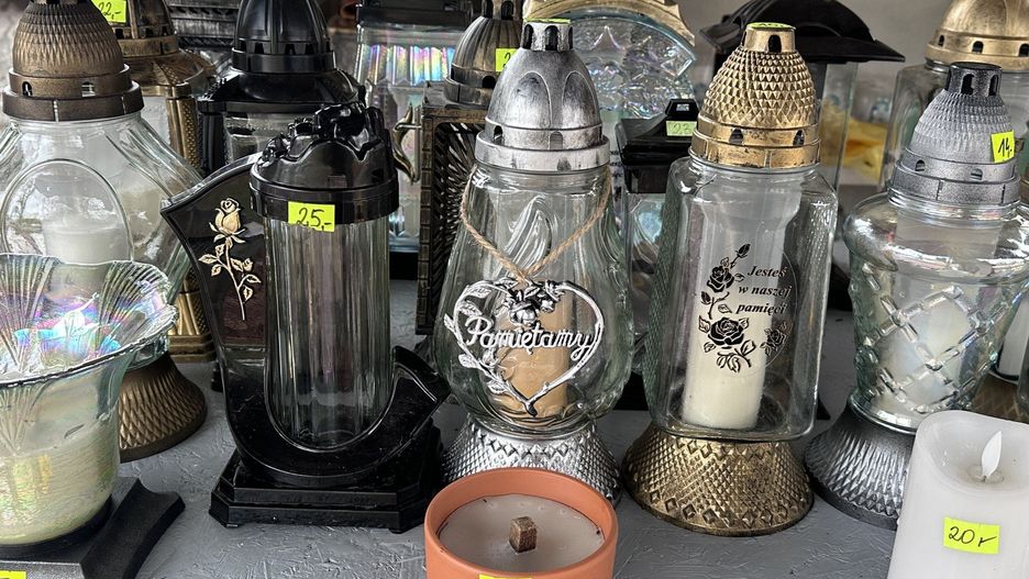 W 2025 roku zauważono nieco stabilizację sprzedaży produktów związanych z obchodami Wszystkich Świętych