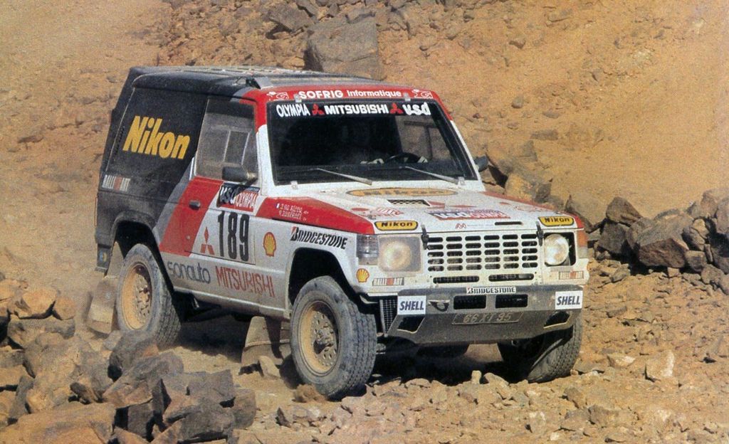 Mitsubishi Pajero pierwszej generacji wygrało Rajd Paryż-Dakar w 1985 roku.