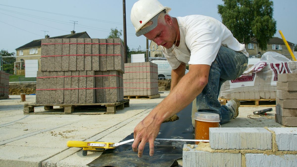 BATH, UNITED KINGDOM - MAY 28: A construction worker lays bricks on a new housing development, on May 28, 2005 in Bath, England.  (Photo by Matt Cardy/Getty Images)
