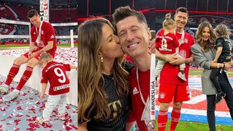 Anna Lewandowska z Klarą i Laurą świętują kolejny sukces Roberta na murawie boiska: "DUMNA JAK ZAWSZE" (ZDJĘCIA)