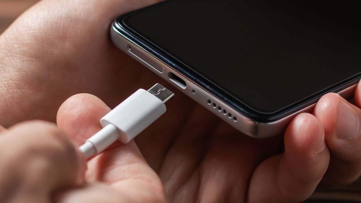 telefon, smartfon, kabel usb, ładowanie telefonu, ładowarka, usb