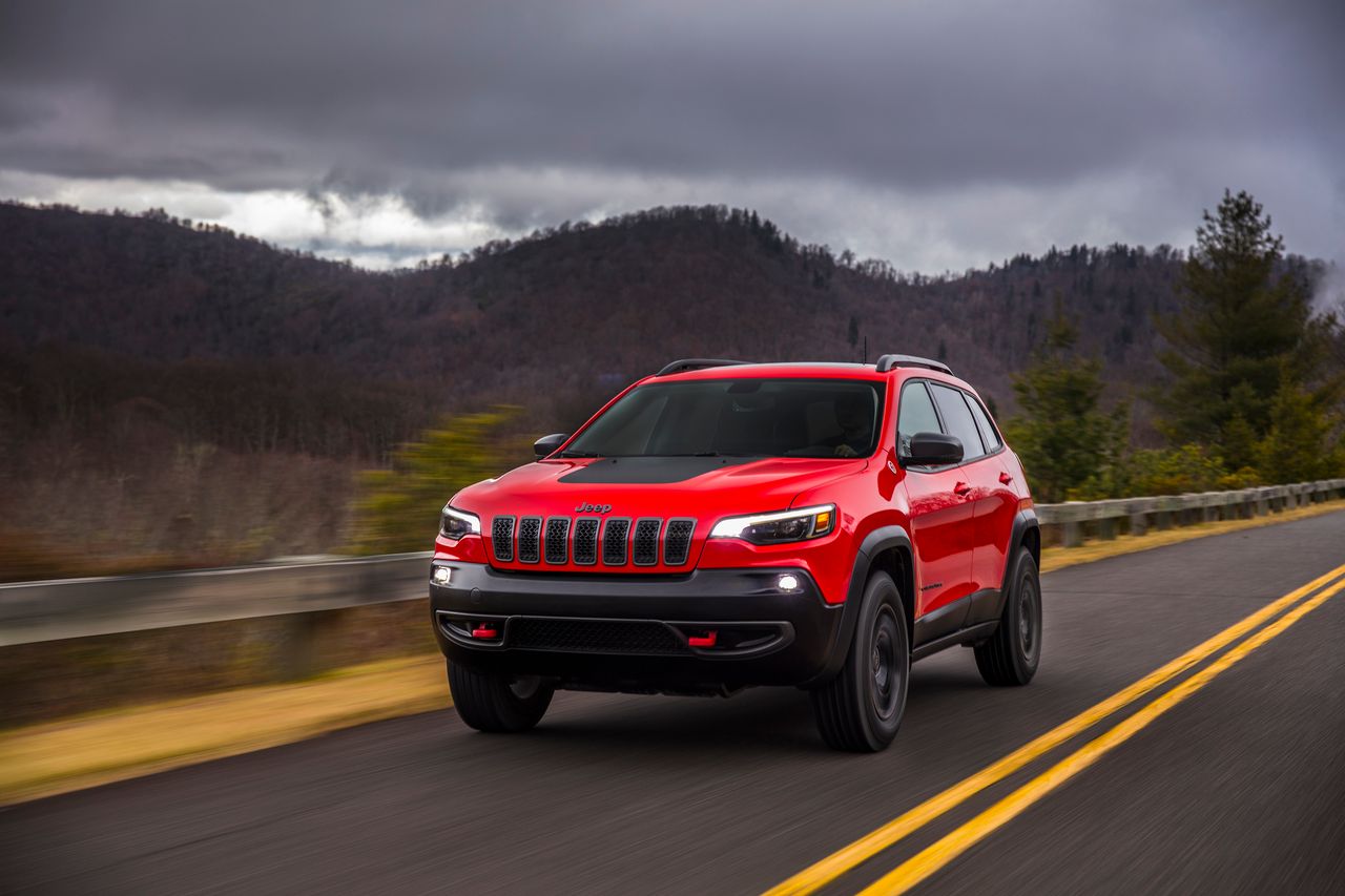 Jeep Cherokee ma wreszcie poukładaną stylistykę i normalny front. Jednak jest więcej nowości.