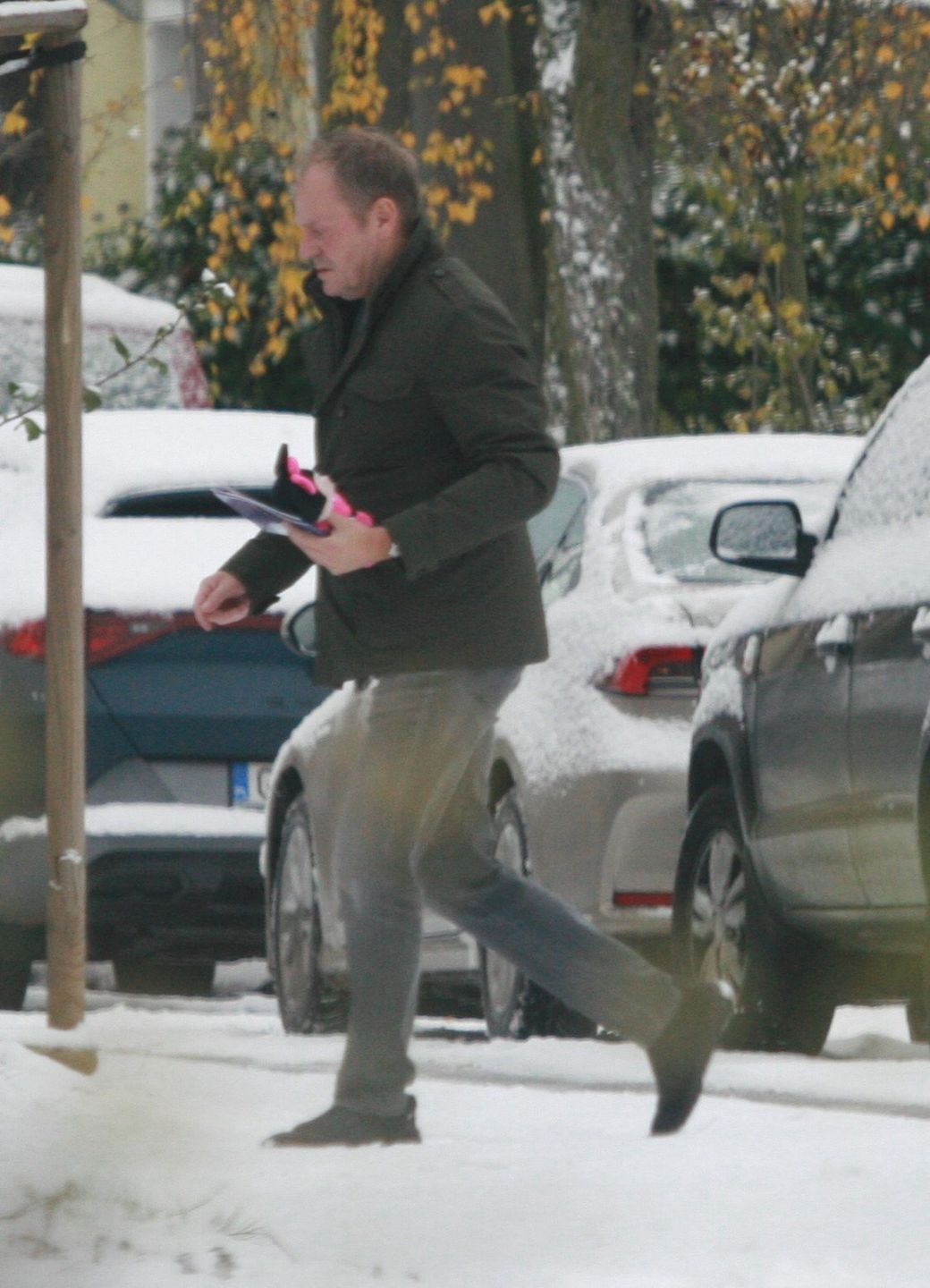 Donald Tusk przyłapany w drodze do auta. Był o krok od upadku!