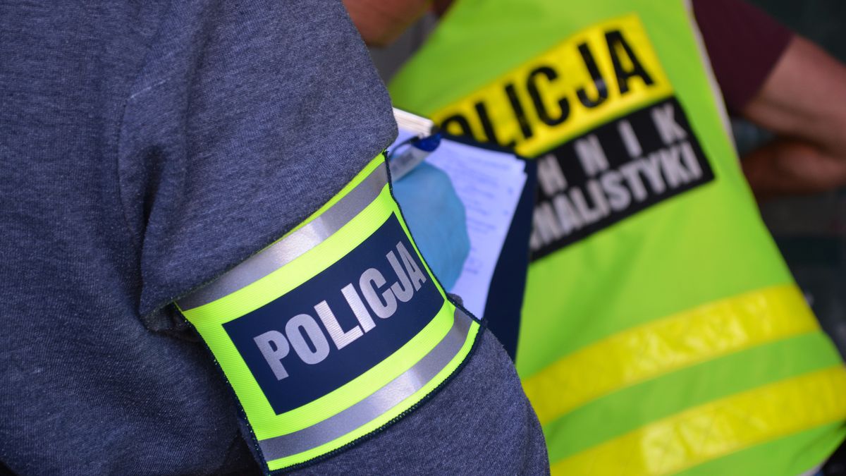 policjant, kamizelka, policja, polska, technik, kryminalistyki, dochodzenie, zabezpieczanie, zbieranie, policyjne policjanci, akcja, zabójstwo, mord, opaska, detektyw, pokaz, miejsce zabójstwa, manekin, lalka, zgon, trup, sprawa, nóż, krew, miejsce zbrodni, grupa dochodzeniowa, technik kryminalistyki, funkcjonariusz, policjantka, dochodzeniowiec, prokurator, numerki, plamy krwi