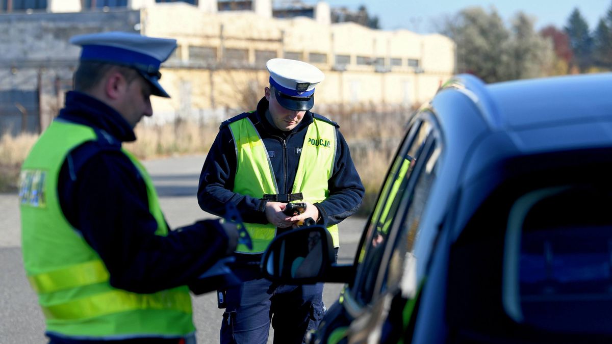 policja
Darek Delmanowicz
akcja, akcja znicz, alkomat, drog�wka, dzia�ania, kontrola, patrol, policja, policjanci, policyjny radar, radar, radiow�z, znicz2021