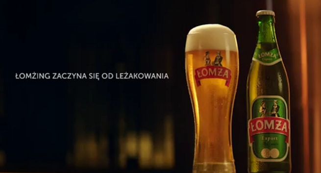 Łomżing z leżakowaniem w ciemności reklamuje piwo Łomża (wideo)