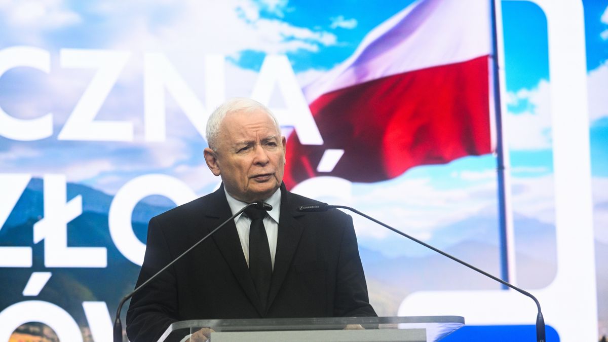 Warszawa, 11.09.2023. Kampania wyborcza do parlamentu 2023. Wicepremier, prezes PiS Jarosław Kaczyński podczas oświadczenia dla mediów w siedzibie Prawa i Sprawiedliwości przy ul. Nowogrodzkiej w Warszawie, 11 bm. (aldg) PAP/Radek Pietruszka