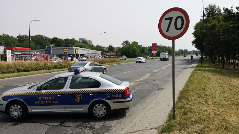 Plama oleju napędowego na al. Tysiąclecia w Lublinie