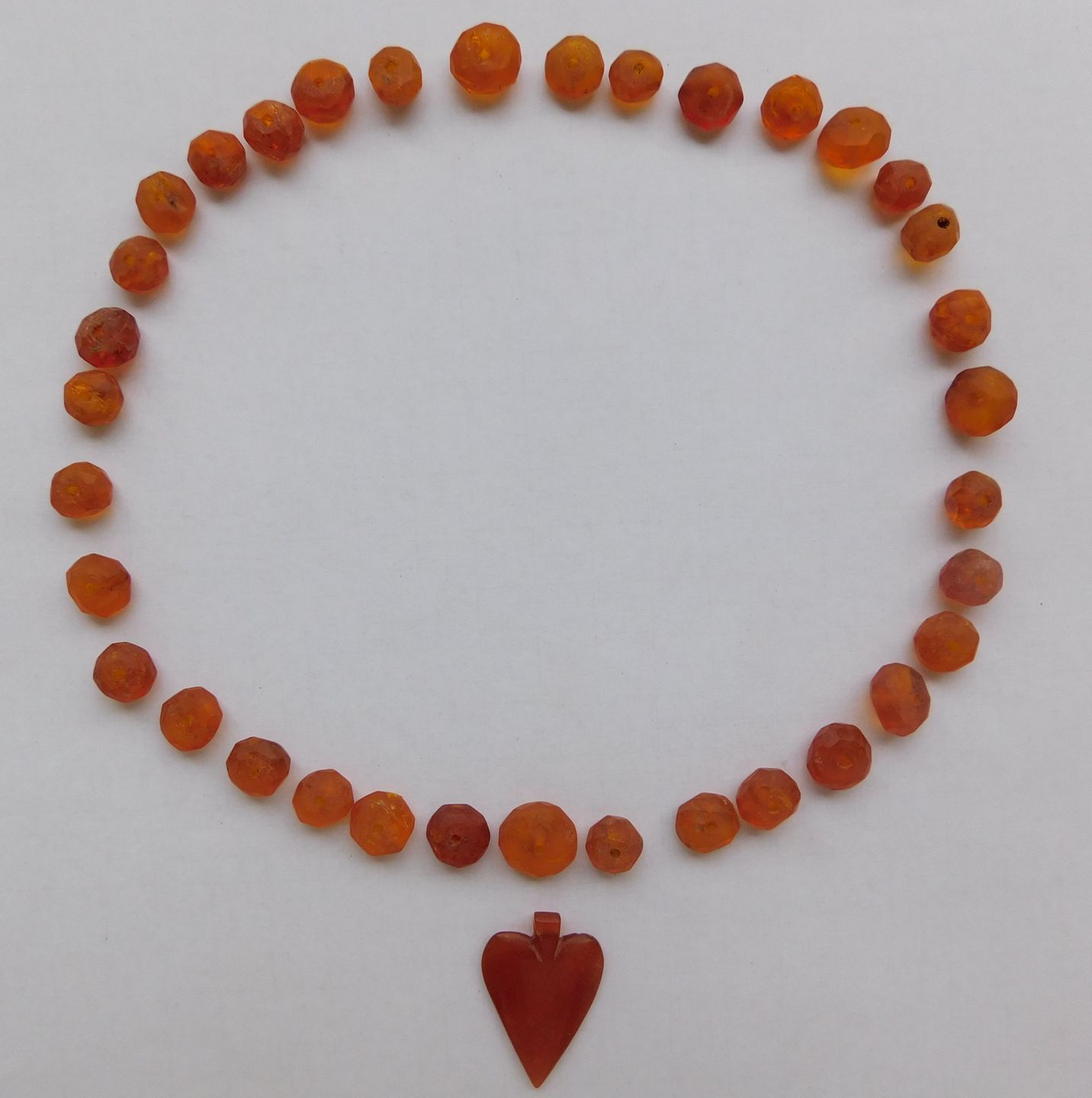 Bursztynowy naszyjnik odkryty w 2021 r. na budowie drogi ekspresowej S16 Ełk Południe - Wysokie