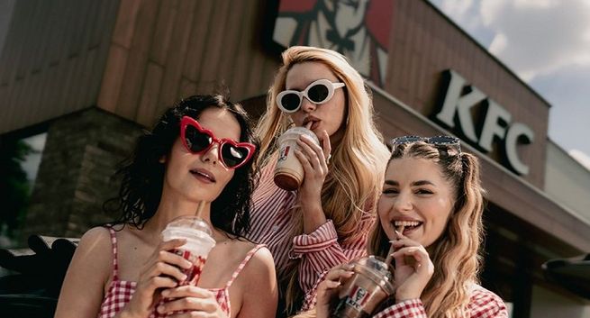 Letnie shaki wracają do oferty KFC. „Chyba KFC zamówię” - Julia Żugaj w piosence je wychwala