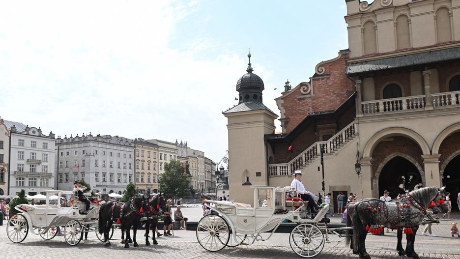 Dorożki czekające na turystów pod Sukiennicami na Rynku Głównym 