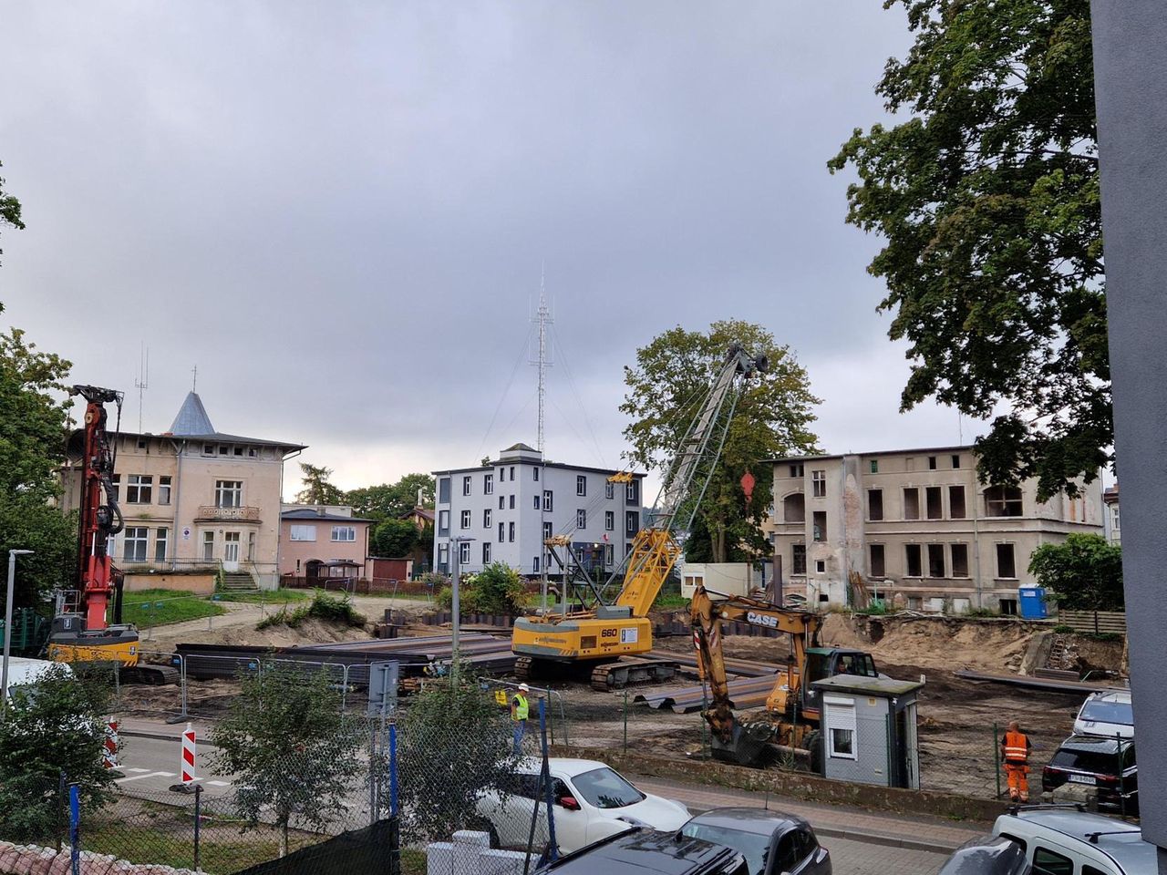 Deweloper zapewniał, że na budowie zrobi się spokojniej dopiero na początku sierpnia