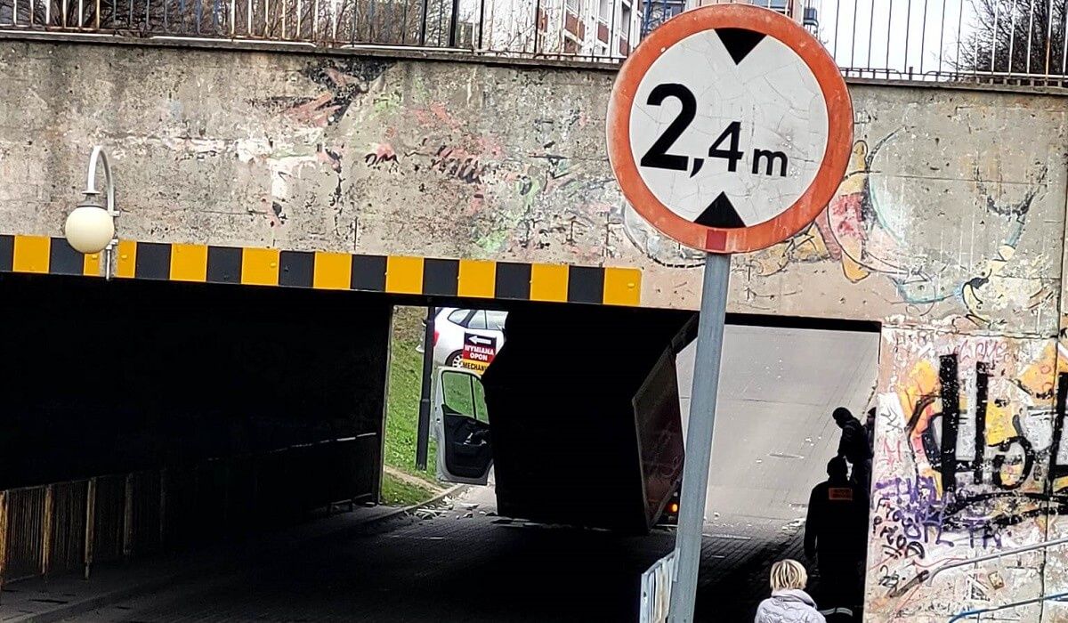 Kierowca samochodu dostawczego wjechał pod zbyt niski wiadukt