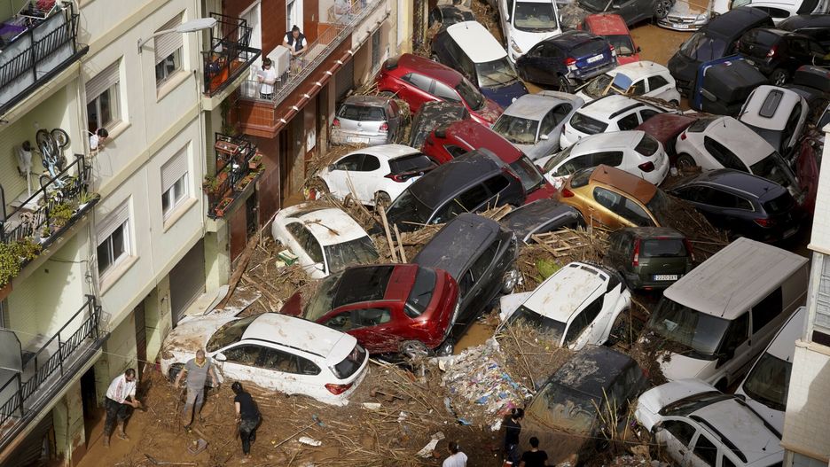 Powodzie w Hiszpanii
Residents clean the street next to cars piled up after being swept away by floods in Valencia, Spain, Wednesday, Oct. 30, 2024. (AP Photo/Alberto Saiz)
Alberto Saiz