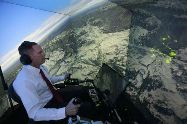 Płk. Gene Lee w symulatorze lotu zbiera cięgi od AI