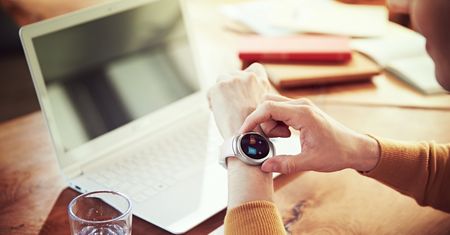 Samsung Gear S2: dobry design, okrągła tarcza i pierścień, by zegarkiem rządzić