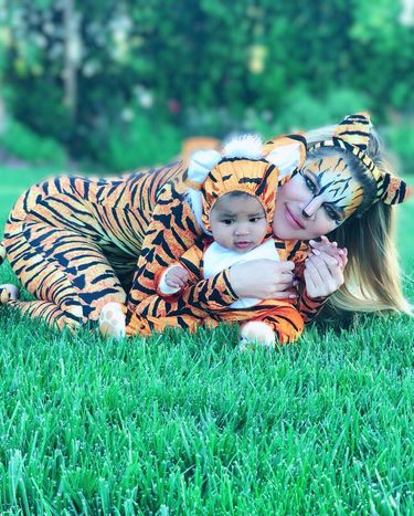 Khloe Kardashian przebrała True Thompson w pięć różnych kostiumów na Halloween 2018