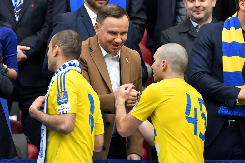 Andrzej Duda gratuluje piłkarzom Arki Gdynia