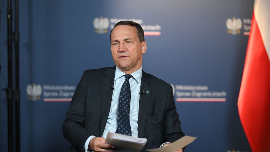 Warszawa, 26.06.2025. Minister spraw zagranicznych Radosław Sikorski podczas wywiadu dla trzech agencji prasowych: PAP, AFP i DPA w siedzibie MSZ w Warszawie, 26 bm. (jm) PAP/Marcin Obara ***Do tego materiału zdjęciowego dostępna jest również depesza w systemie CSI, pt.: Sikorski o rezultatach szczytu NATO, współpracy z Nawrockim i "ścieżce Breżniewa", którą podąża Rosja***