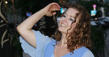 Anna Powierza boso na drabinie. Wyjątkowa sesja na wsi
