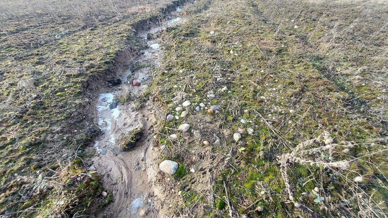 Lubomia: Odór i odpady na polach rolnika. Wójt zapowiada kontrolę. Jeśli informacje się potwierdzą, będzie kara
