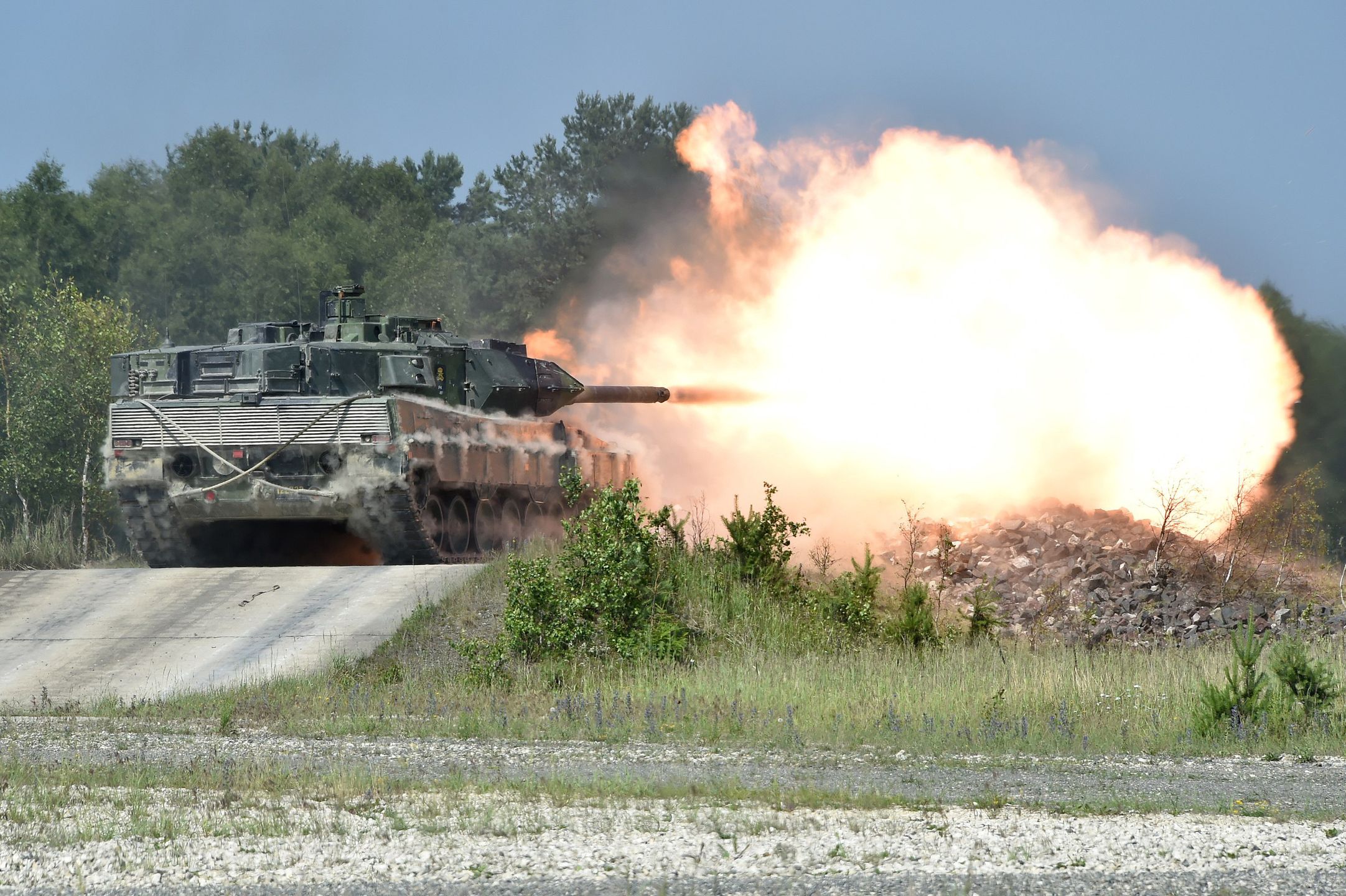 Szwedzcy żołnierze z kompanii czołgów Wartofta, pułku Skaraborg w czołgu Stridsvagn 122 w ramach zawodów Strong Europe Tank Challenge na poligonie Grafenwoehr w czerwcu 2018 roku.