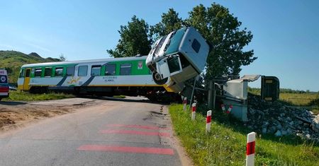 Szynobus zderzył się z ciężarówką. Wielu rannych