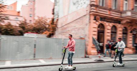Gdzie możesz jeździć e-hulajnogą? Uważaj – możesz dostać słony mandat
