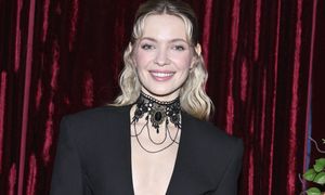 W takim stroju pojawiła się na premierze. Dekolt kradnie show